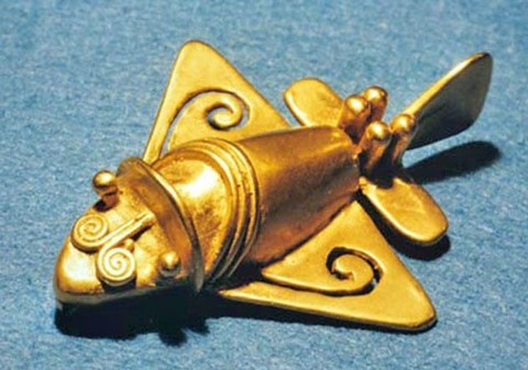 Manufatto pre colombiano in oro raffigurante un moderno aeroplano